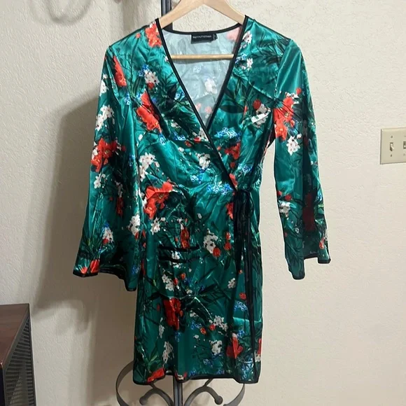 PrettyLittleThing | Dresses | Pretty Little Thing Green Kimono Wrap |  Poshmark